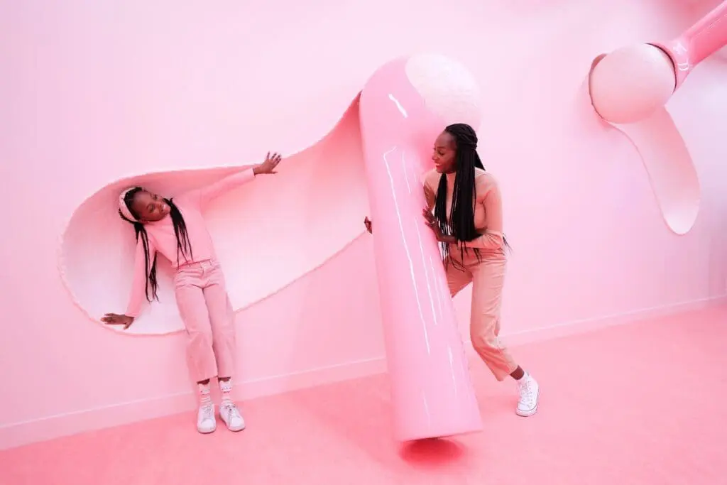Invités jouant avec le mur de boules de glace du MUSÉE DE LA CRÈME GLACÉE