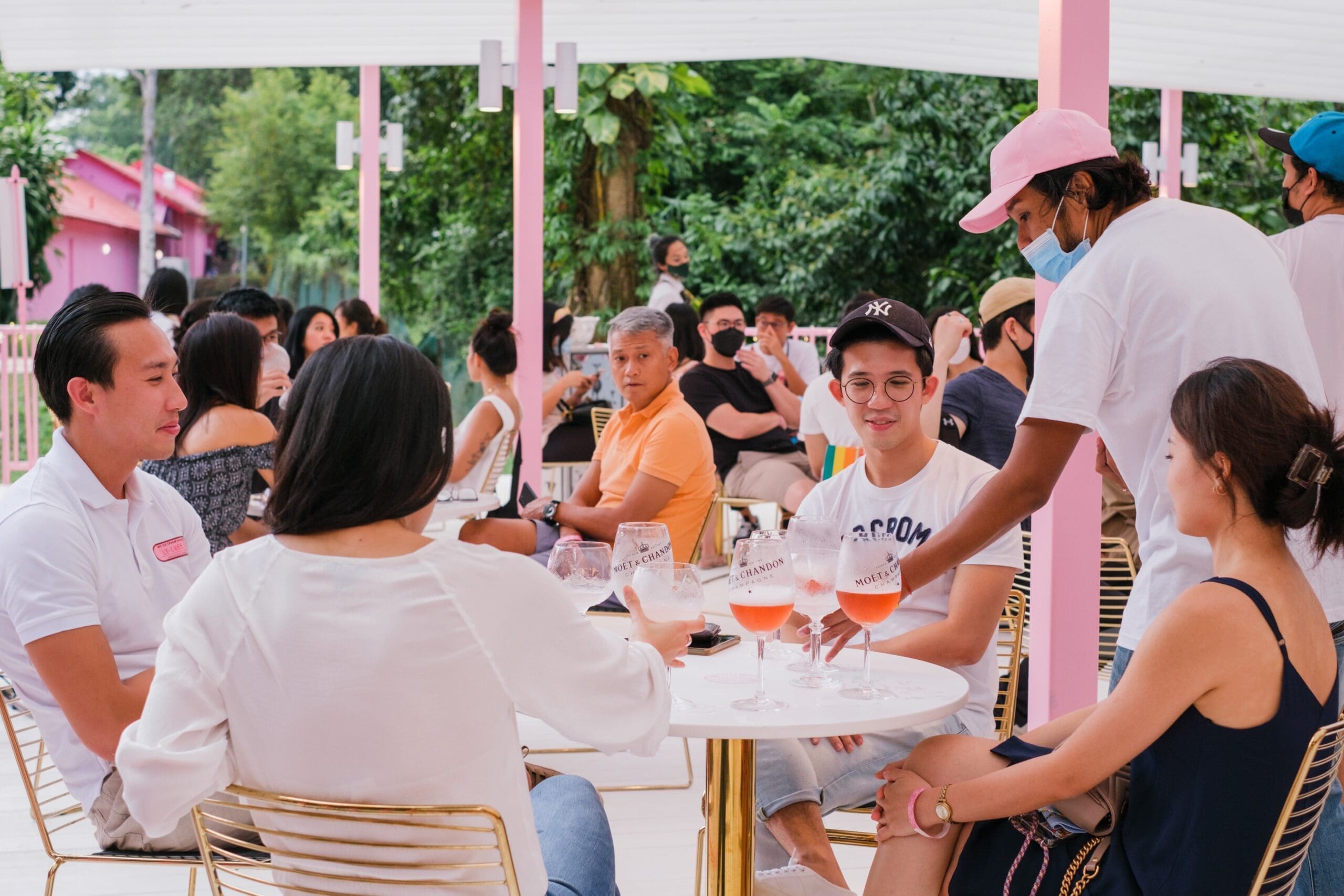 Chaque table peut accueillir 5 à 6 personnes. Nous vous recommandons donc de réserver le nombre de tables qui correspond le mieux à la taille de votre groupe.