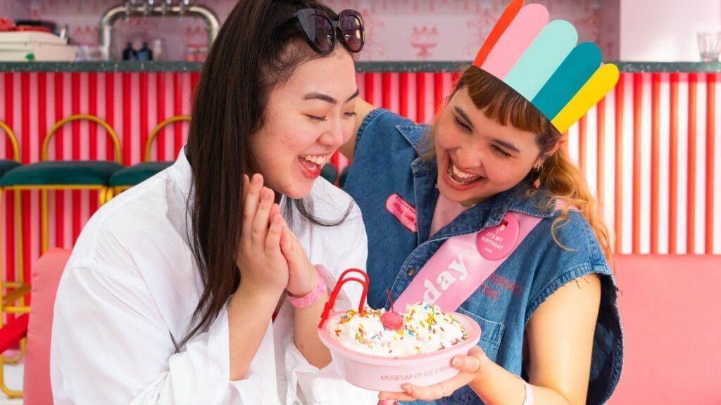 Zwei Freunde feiern einen Geburtstag mit einem MUSEUM OF ICE CREAM Eisbecher