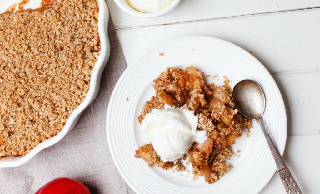 Tarte aux pommes au pain d'épices à la mode sur un plat blanc