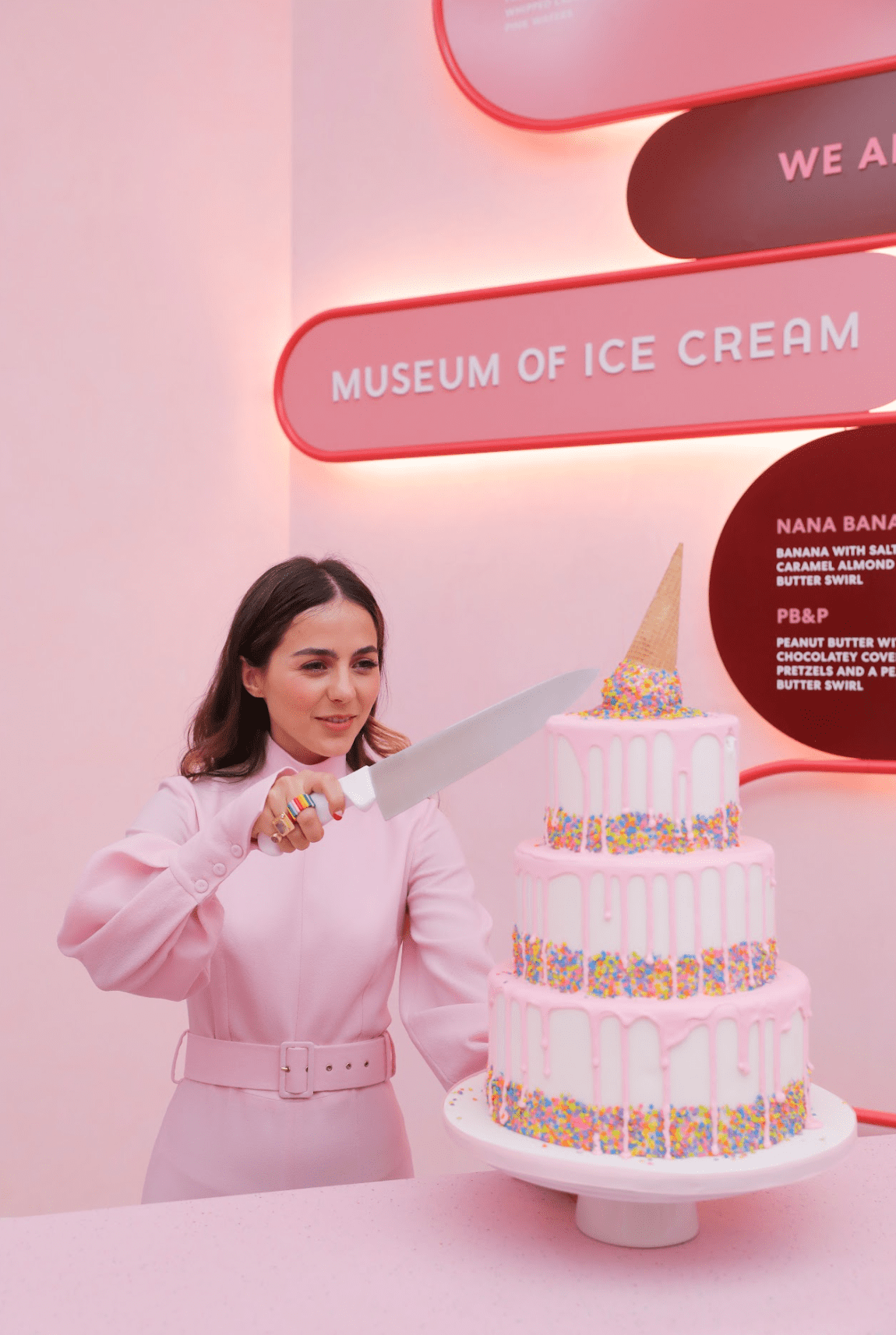 Les invités d&#039;une fête d&#039;anniversaire coupent leur gâteau dans l&#039;espace événementiel privé du MUSEUM OF ICE CREAM