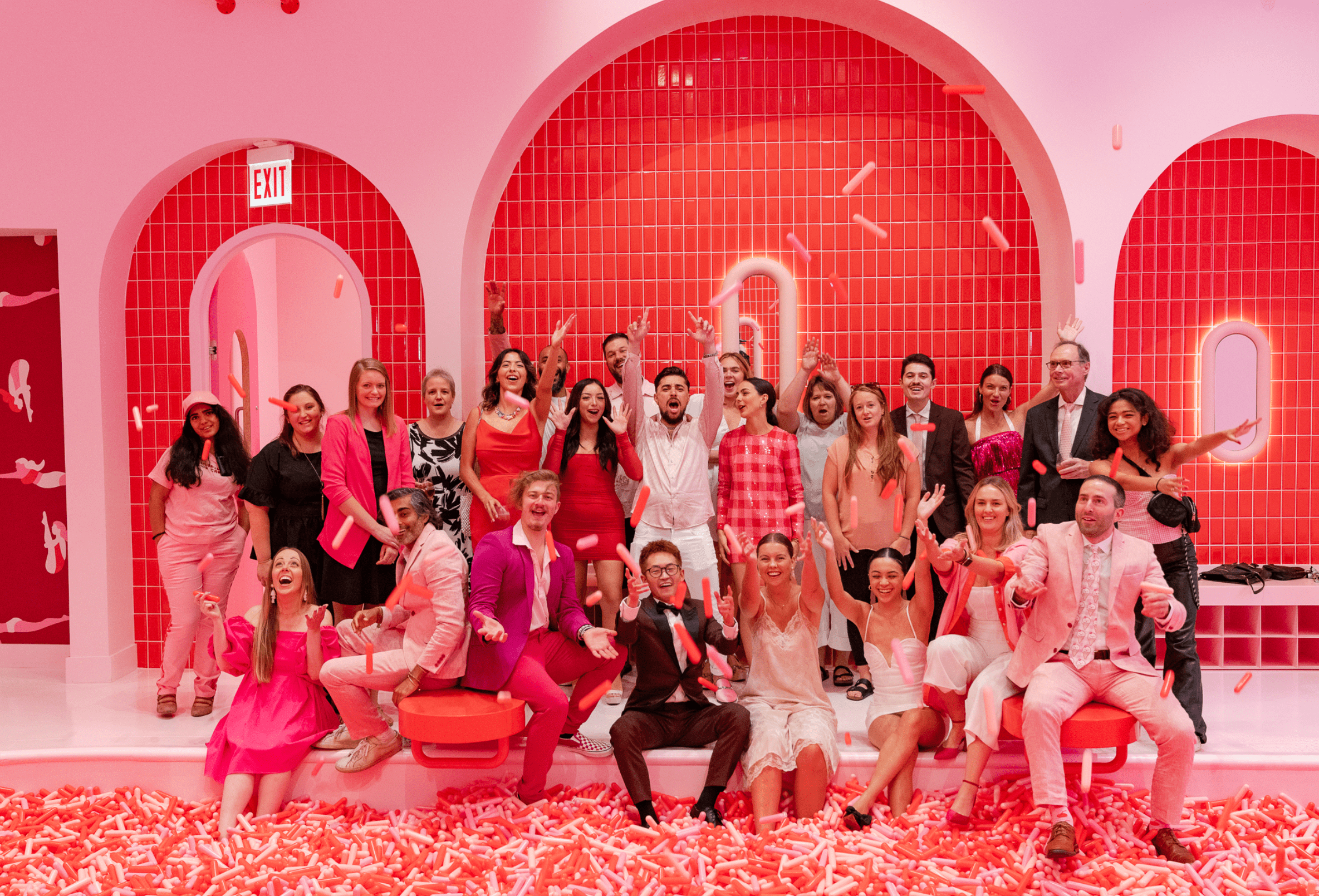 Des participants à une fête privée jettent des paillettes dans la piscine du MUSÉE DE LA CRÈME GLACÉE.