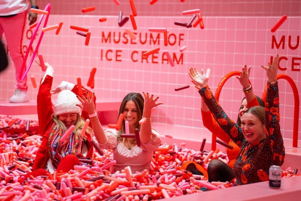 Die Gäste des MUSEUM OF ICE CREAM genießen den Indoor-Sprinklerpool