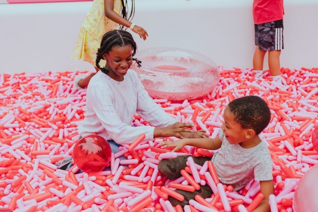 Invités jouant dans la piscine extérieure du MUSEUM OF ICE CREAM pour le NICD