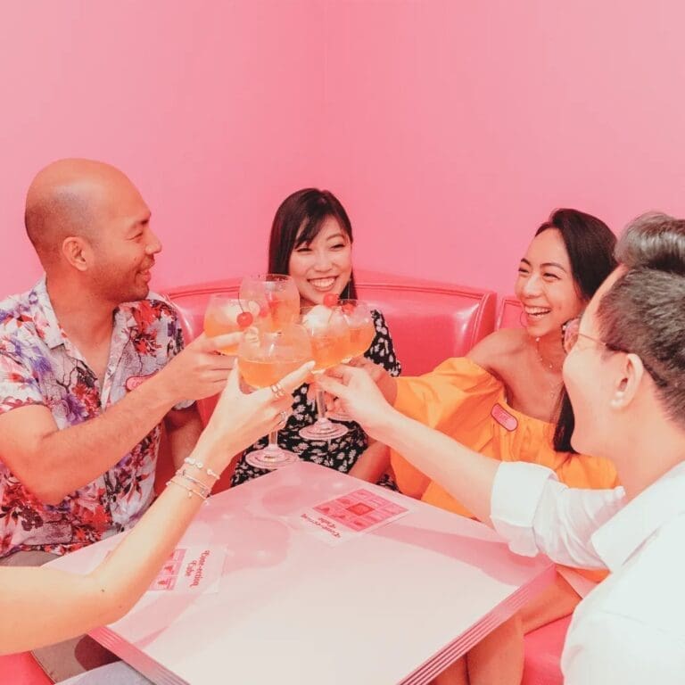 Salud por la amistad en el Museo del Helado