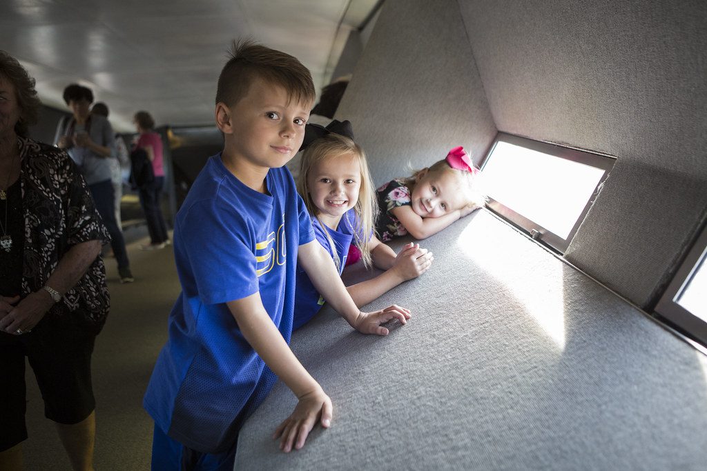 Kids looking out from inside the gateway arch
